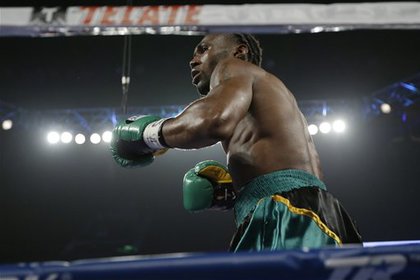 Ямайский боксер потерял чемпионский титул из-за перевеса в полкило