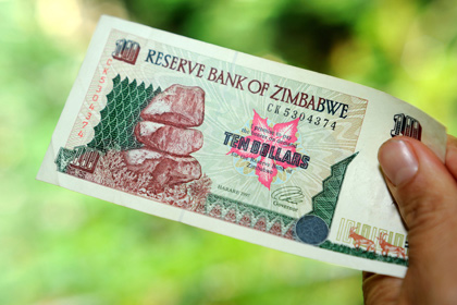 Девушка расплатилась в магазине Луганска долларами Республики Зимбабве