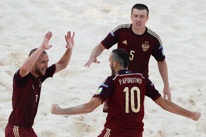 Игрок сборной России по пляжному футболу на тренировке наступил на булыжник