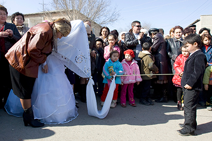 Казахстанский подросток женился по очереди на двух школьницах
