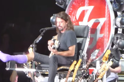 Лидер Foo Fighters появился на сцене в фиолетовом гипсе