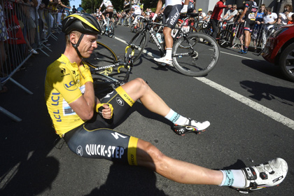 Лидер общего зачета «Тур де Франс» снялся с гонки из-за перелома ключицы