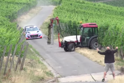 На ралли Германии трактор преградил дорогу гонщику