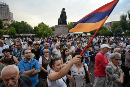 Один из протестующих в Ереване зашил себе рот