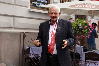 Оппозиционного депутата облили свиной кровью во Львове