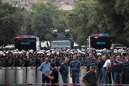 Полиция запретила демонстрантам шествие в Ереване