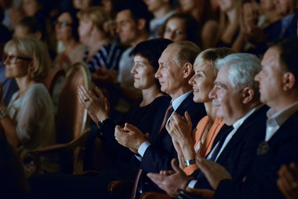 Путин похвалил Калягина за роль в спектакле «Лица»