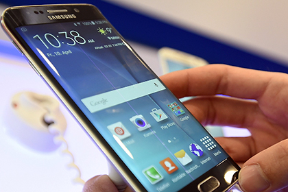 Samsung встроила в монитор беспроводную зарядку для смартфонов