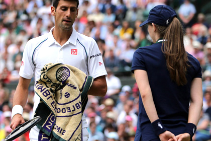 Теннисист Джокович извинился за грубость перед подававшей мячи девочкой