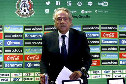 Тренера сборной Мексики по футболу уволили после драки с журналистом