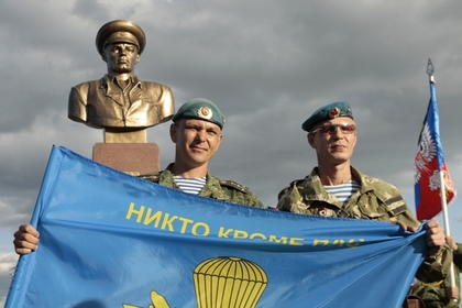 В Донецке установили памятник одну из основателей ВДВ