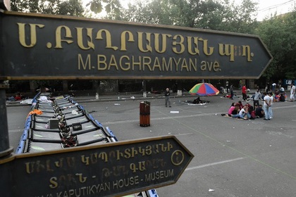 В Ереване пообещали по метру в день двигать баррикады к администрации президента