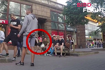 В Киеве ЛГБТ-активисты повторили эксперимент с прогулкой по улице