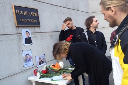 В память президента Nintendo геймеры принесли цветы к посольству Японии