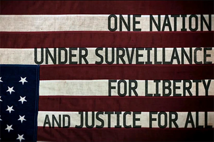 В тизере фильма о Сноудене показали перевернутый американский флаг