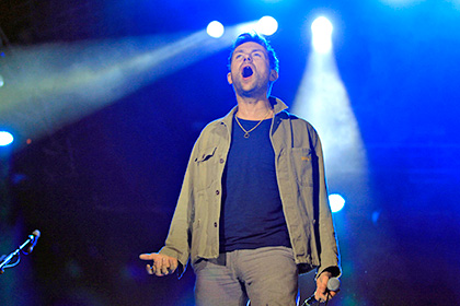 Вокалиста Blur унесли со сцены после отказа закончить концерт