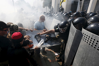 МВД Украины сообщило о ранении 100 человек в ходе столкновений у Рады
