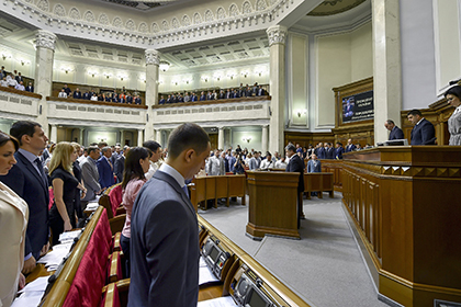 Рада предварительно одобрила изменения в Конституцию по децентрализации власти