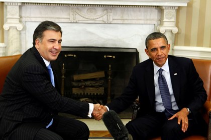 В Одессе установили фигуру Обамы с Саакашвили на поводке