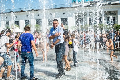 Виталий Кличко освежился в киевском фонтане