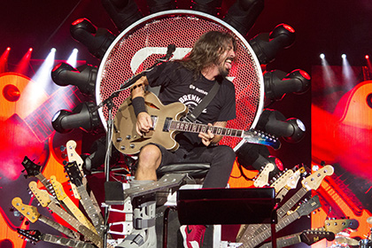 Лидер Foo Fighters обматерил фанатов на концерте