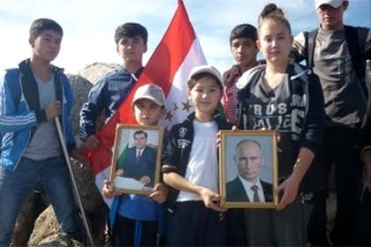 На Музбеке установили портреты Путина и Рахмона