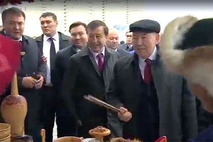 Назарбаев купил деревянные мечи