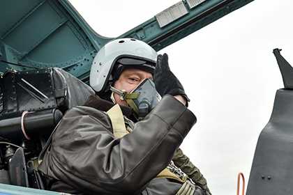 Порошенко в День защитника Украины полетал на Су-27