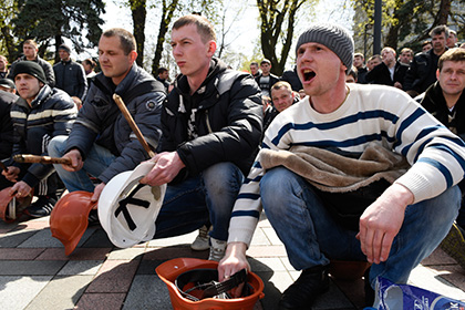 Украинские шахтеры перекрыли трассу в Волынской области