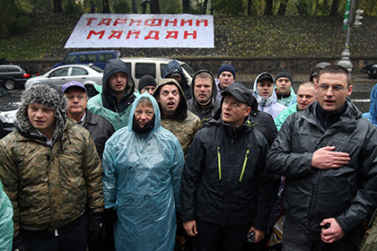 В Киеве у протестующих украли баннер с призывом «Яценяку на гиляку»