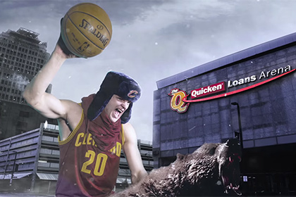 Баскетболист Мозгов прокатился на медведе в шапке-ушанке