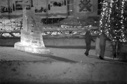 Дед Мороз со Снегурочкой обчистили новогоднюю елку на Урале