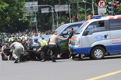 К месту терактов в Джакарте индонезийские силовики подтянули бронетехнику
