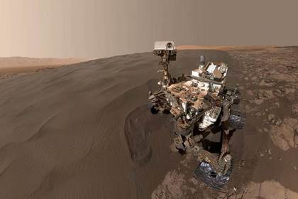 Марсоход Curiosity сделал селфи на фоне дюны