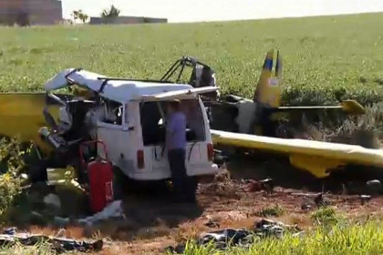 На юге Бразилии сельскохозяйственный самолет упал на фургон с рабочими
