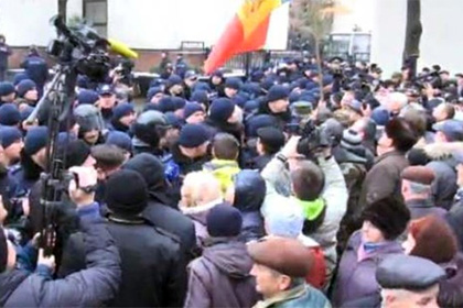 В Кишиневе протестующие направились к резиденции президента страны