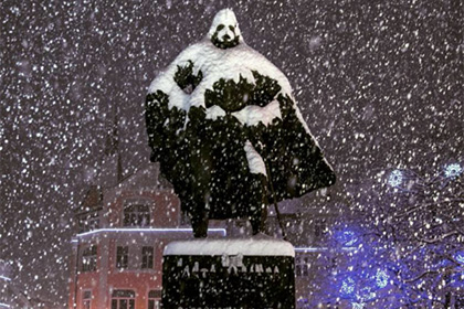 В Польше снегопад превратил статую госдеятеля в Дарта Вейдера