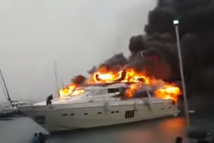 В турецком порту сгорела суперяхта россиянина