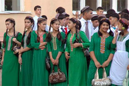 В Туркменистане учащихся обязали за свой счет посещать концерты и спектакли