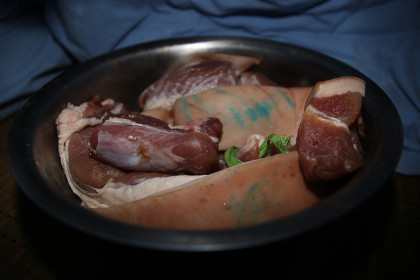 Власти датского города отстояли свиные блюда