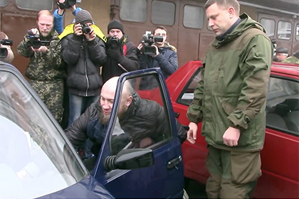 Захарченко вручил ветеранам ДНР ключи от автомобилей