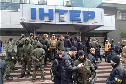 Бойцы «Азова» заблокировали редакцию телеканала «Интер»