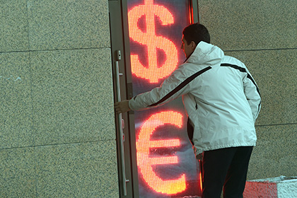 ЦБ поднял курс евро на полтора рубля