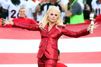 Леди Гага спела гимн США в эксклюзивном костюме от Gucci