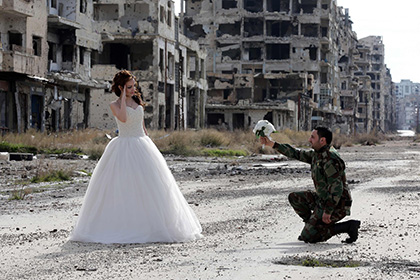 Молодожены устроили свадебную фотосессию в самом разрушенном городе Сирии