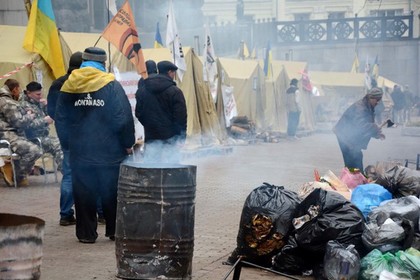 На Майдане начали разбирать палатки