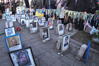 На Западной Украине поломали венки и букеты у памятника погибшим на Майдане