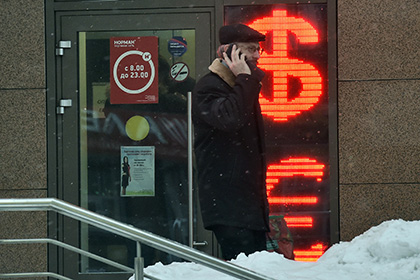 Официальный курс евро обвалился на три рубля