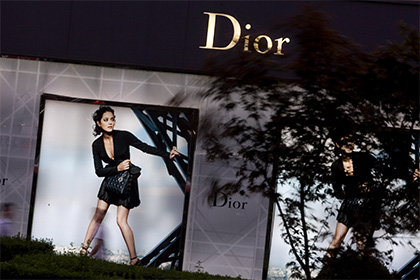 Потребители в кризис начали активно скупать сумки и украшения Dior