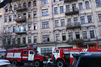 Спасатели извлекли из-под обломков рухнувшего в Киеве здания 4 человек